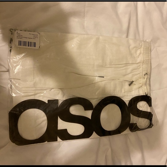 ASOS Reclaimed Vintage chino short in ecru - new with tags - Picture 3 of 3